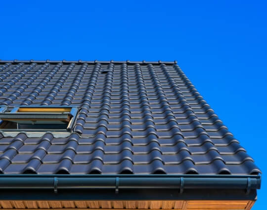 vertical-low-angle-closeup-shot-black-roof-building_181624-10654